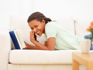 Lis tes ratures : Le cœur cousu (de Carole Martinez) books woman reading