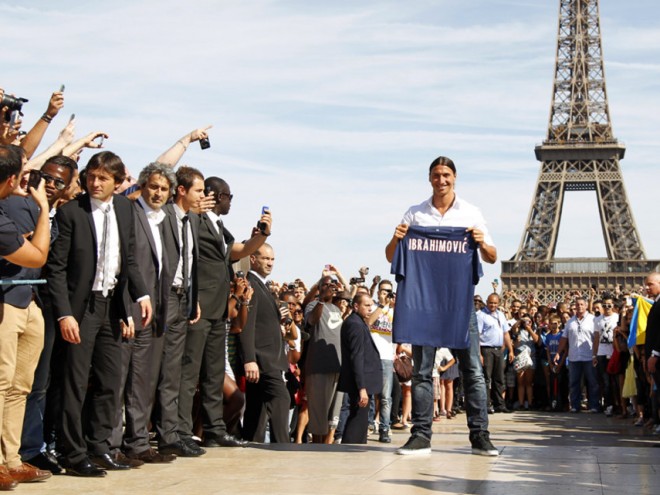 Les 10 moments forts de la saison 2013 du PSG Zlatan Ibrahimovic of Sweden, newly-signed player for French soccer club Paris St Germain, holds his new jersey as he poses at Trocadero square in front of the Eiffel Tower in Paris