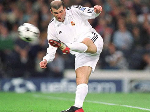 zinedine-zidane-shooting-volley-technique-for-real-madrid