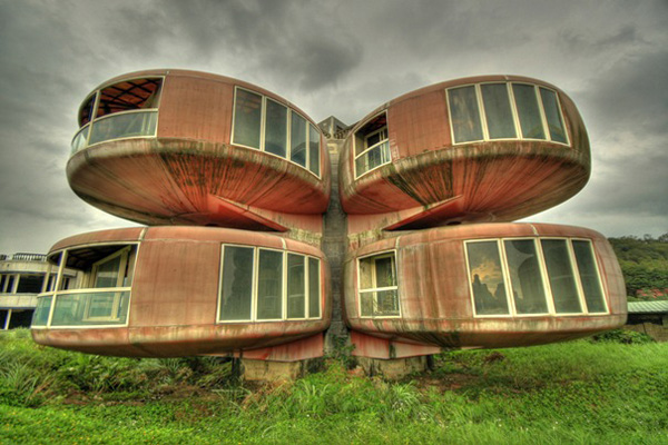 10-most-amazing-buildings-in-the-world-The-Ufo-House-Sanjhih-Taiwan