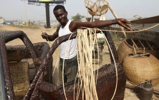 Ojo Obaniyi d'Ibadan crée une voiture en rafia !