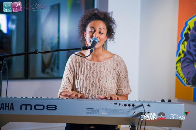 Sarah MK pour la websérie 3CLIKS : chilling, unplugged et carte blanche