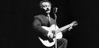 FR : Georges Brassens sur scene dans les annees 60
