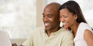 Les entreprises africaines pas assez présentes sur le Web ? black people reading economic news