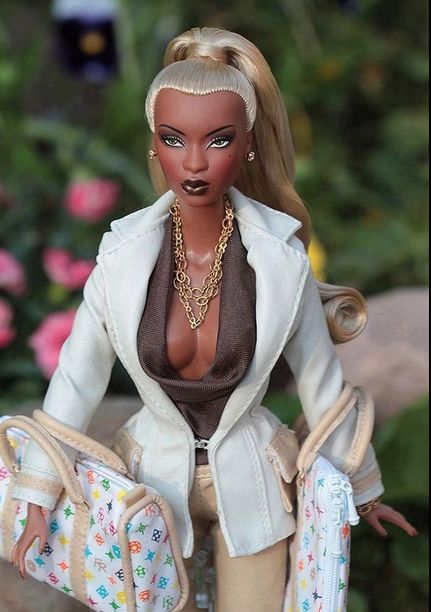 La photo de cette nouvelle Barbie noire circule sur Internet, provoquant la colère de certains Afro-Américains. Cheveux blonds et lisses + chaîne en or qui brille + décolleté + deux sacs à main Louis Vuitton = Nicki Rihanna Beyoncé Minaj.