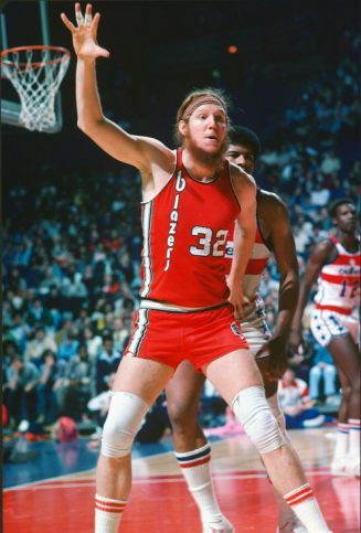 Some shorts really live up to their name! But the most interesting thing here is Bill Walton's headband, which at the time was considered a fairly eccentric accessory. Today, of course, headbands are standard for countless NBA players.