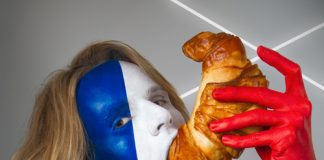 Des gens peints avec leurs drapeaux en mangeant leurs plats nationaux plats nationaux