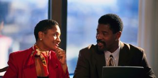 6 stratégies pour réussir ses affaires en Afrique en 2014 Businesspeople Working on Laptop