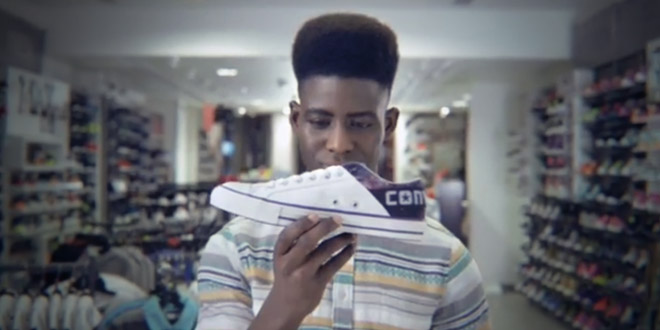 Le mannequin Nigerian Abo dans la publicité Foot Locker pour Converse