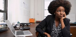 10 erreurs bêtes à éviter pour améliorer ses médias sociaux Afrokanlife BLACK WOMAN COMPUTER facebook