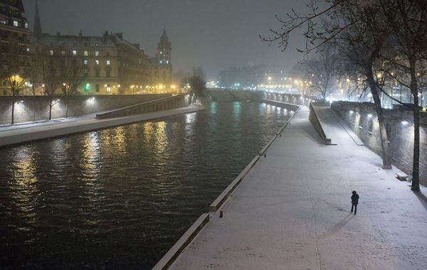 Les quais de seine par temps neigeux