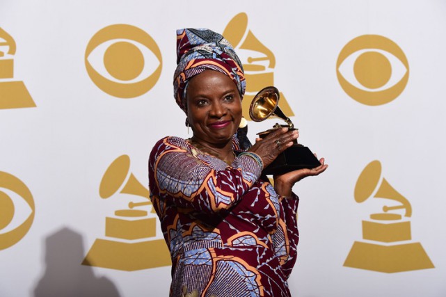 Angelique Kidjo récompensée aux Grammys pour “Eve”, dédié aux femmes africaines