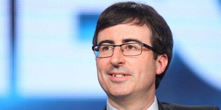 Menaces, insultes, revenge porn : L’harcèlement des femmes sur Internet vu par John Oliver