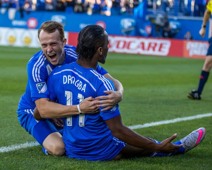 Le coup franc de Didier Drogba par les partisans de l'Impact de Montréal