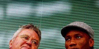 Didier Drogba prend sa retraite pour rejoindre le staff de Chelsea ? Chelsea Hiddink Drogba Didier