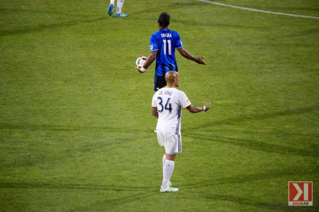 Montreal_Galaxy_Drogba_1