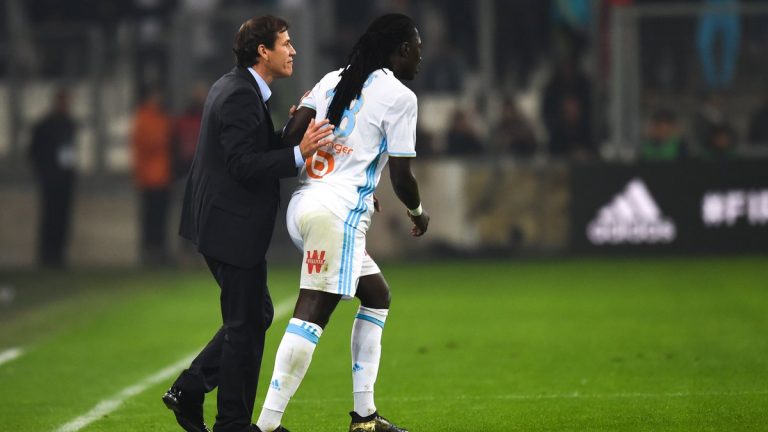 Rudi Garcia essaie de montrer le hors-jeu inexistant à l’arbitre sur son portable