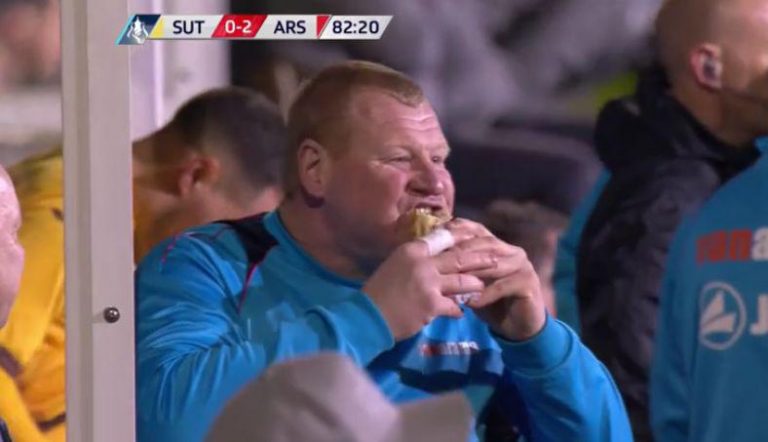 Après avoir mangé une tarte en plein match contre Arsenal, Wayne Shaw démissionne
