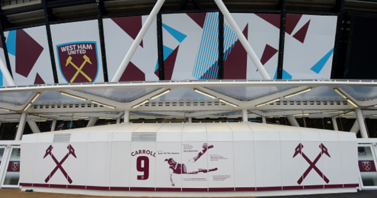 West Ham : Le club a remplacé la murale de Dimitri Payet par celle d’Andy Carroll