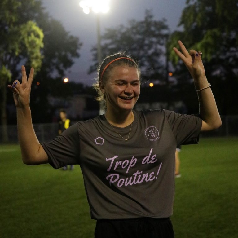 Les filles du club Art Du Soccer adoptent le look Trop De Poutine