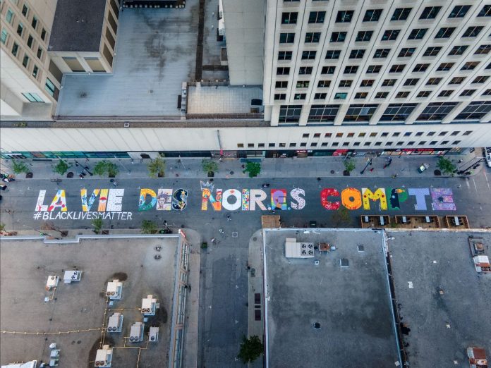 Une fresque #BlackLivesMatter sur Ste-Catherine